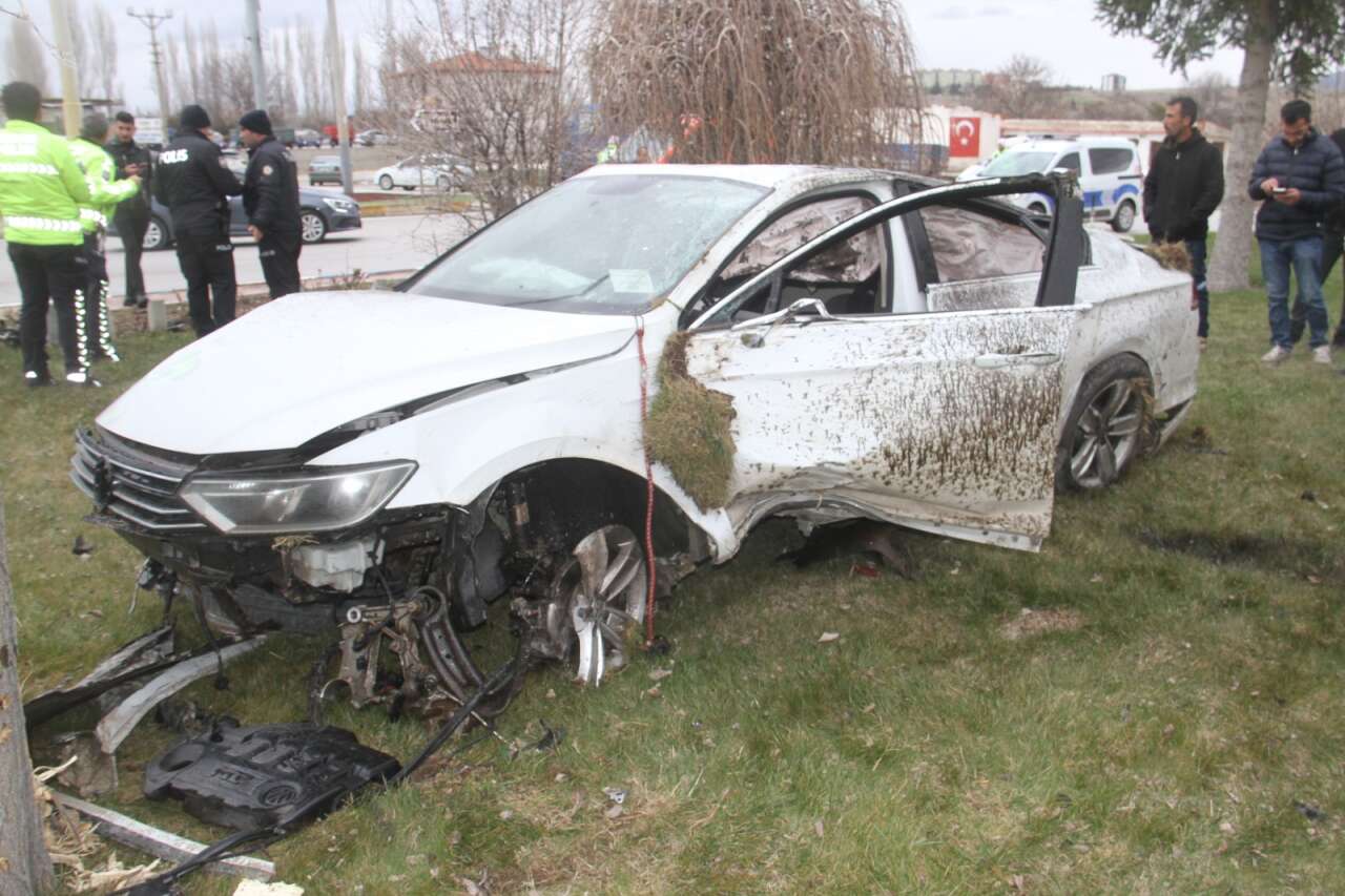 Konya’da görenleri korkutan kaza! Sürücü bu arabadan sağ çıktı 2